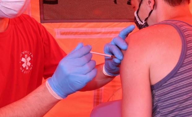 Rząd chce pomóc w organizacji szczepień pracowników w małych firmach