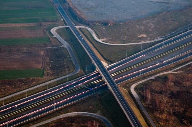 Rząd chce przerzucić opiekę nad niektórymi drogami na samorządy wojewódzkie. Na zdjęciu: Skrzyżowanie autostrady A1 z drogą krajową 708 /Fot. Grzegorz Michałowski /PAP