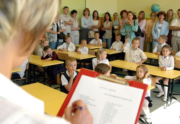 Rząd chce też wprowadzić darmowy podręcznik dla dzieci, które 1 września tego roku pójdą do pierwszej klasy szkoły podstawowej /Wojciech Szabelski    /PAP