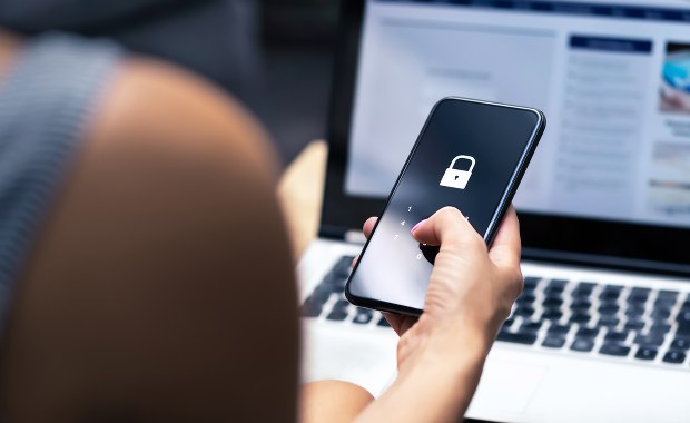 Rząd chce walczyć z oszustwami przez telefon i internet. Są pierwsze pomysły