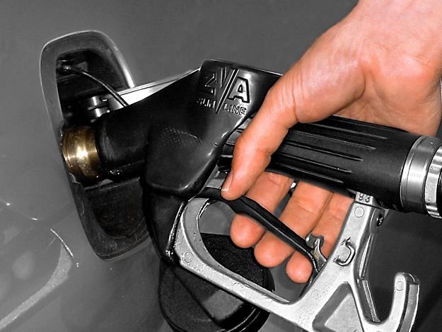 Rząd chce wprowadzić nową opłatę dodawaną do ceny każdego litra benzyny i oleju napędowego /&copy; Panthermedia