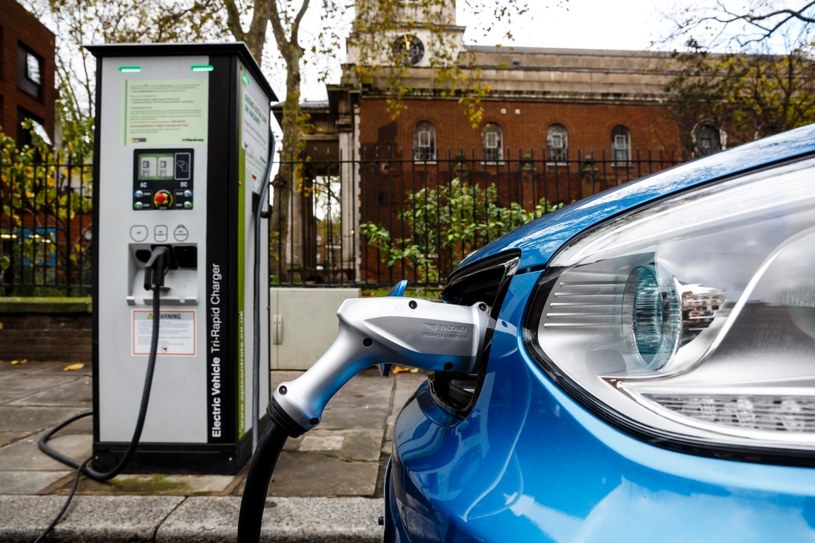 Rząd chce wydawać pieniądze na auta elektryczne, ale na razie to może być wyrzucanie pieniędzy w błoto /Getty Images
