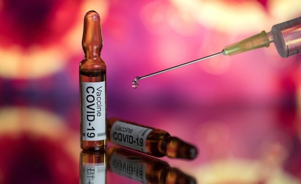 Rząd chce zachęcić do szczepień na Covid-19. Na co będziemy mogli liczyć? 