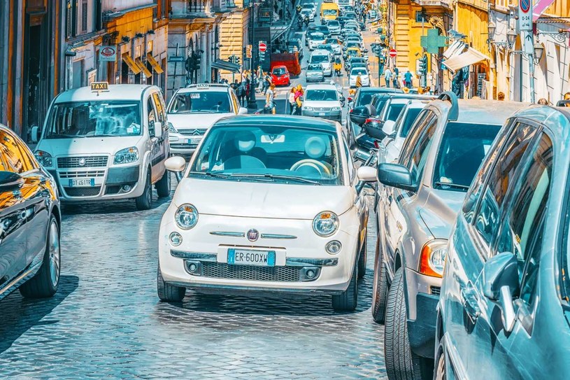Rząd chce zachęcić Włochów do zakupu nowych samochodów przeznaczając miliard euro na dopłaty /123RF/PICSEL