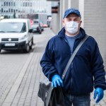 Rząd chce zaoferować listonoszom wysokie premie za wybory "kopertowe"