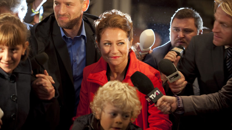 "Rząd": Duńska premier Birgitte (Sidse Babett Knudsen) dla politycznej kariery gotowa jest poświęcić osobiste szczęście. /materiały prasowe