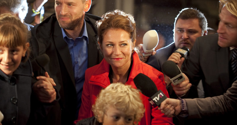 "Rząd": Duńska premier Birgitte (Sidse Babett Knudsen) dla politycznej kariery gotowa jest poświęcić osobiste szczęście. /materiały prasowe