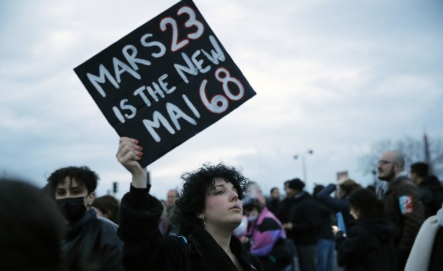 Rząd Francji przeforsował reformę emerytalną. Dwa wnioski o wotum nieufności