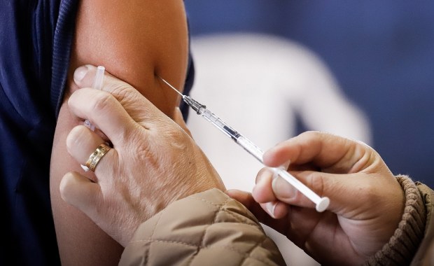 Rząd Hiszpanii: Szczepienia przeciwko Covid-19 będą co roku
