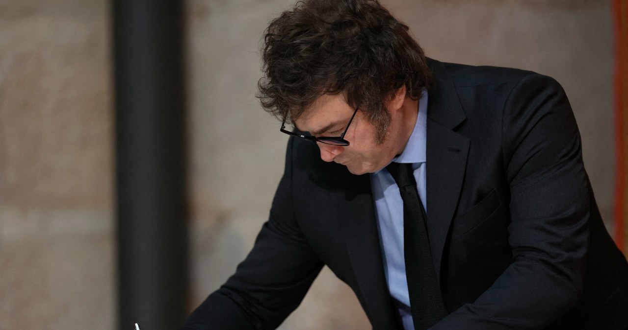 Rząd Javiera Milei uprościł procedury dotyczące wydawania pozwoleń na broń Argentyńczykom /OSCAR DEL POZO /AFP