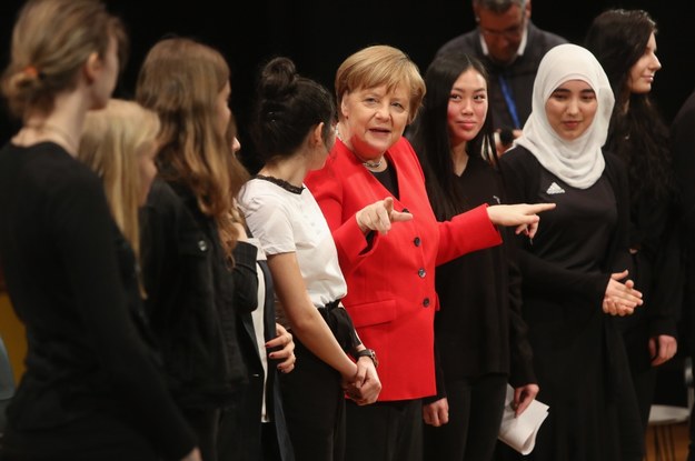 Rząd kanclerz Angeli Merkel przyjął projekt ustawy umożliwiający w przyszłości odbieranie niemieckiego paszportu pełnoletnim dżihadystom posiadającym podwójne obywatelstwo /Adam Berry /PAP/EPA