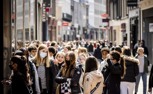 Rząd luzuje obostrzenia. Majówka pod znakiem kontroli [RAPORT]