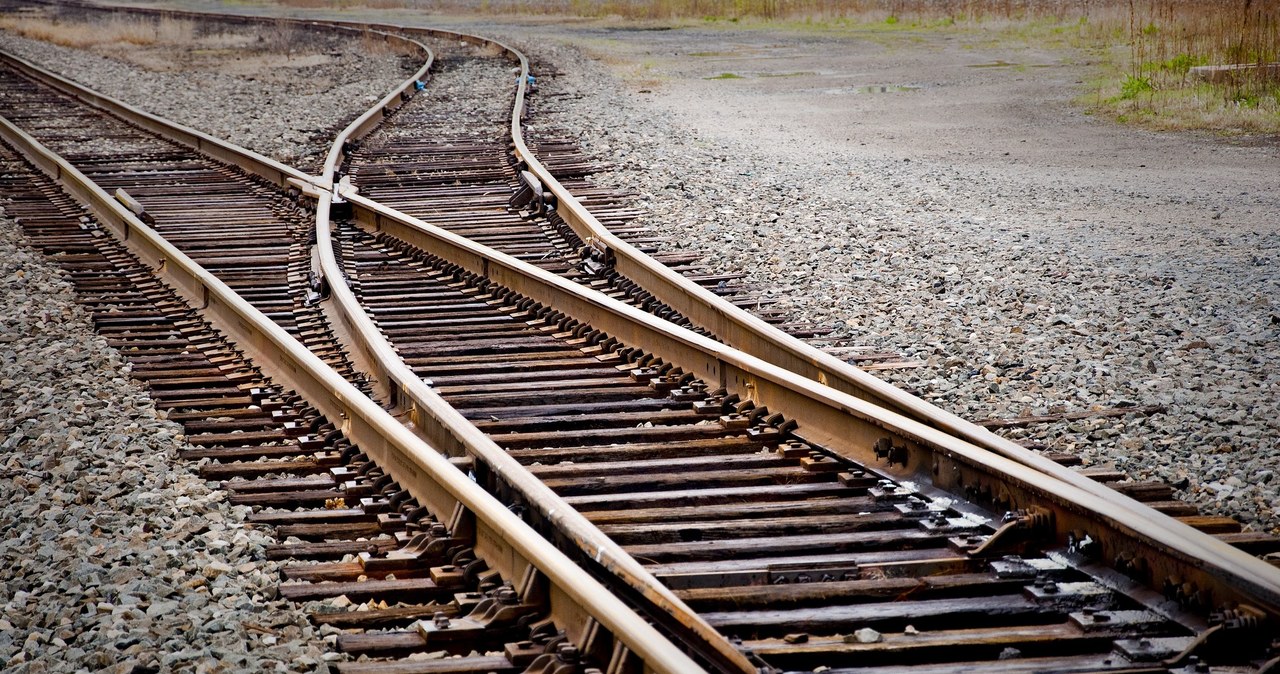 Rząd musi "dosypać" środków na realizację najważniejszych inwestycji kolejowych /123RF/PICSEL