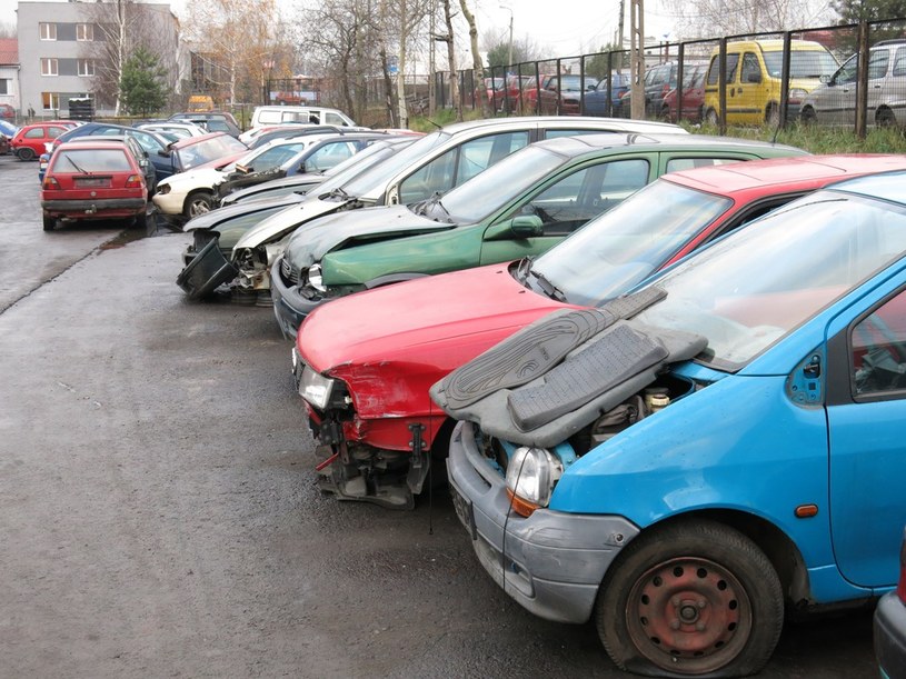 Rząd nie może uchwalić nowych przepisów dotyczących złomowania aut /Adrian Ślazok /Reporter