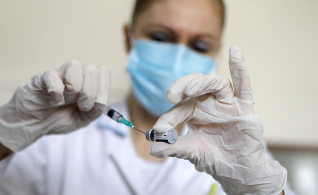 Rząd nie wie jeszcze, o ile zmniejszą się dostawy szczepionek przeciw Covid-19 do Polski