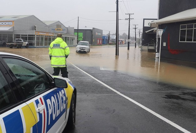 Rząd Nowej Zelandii wprowadził stan wyjątkowy w całym kraju z powodu cyklonu Gabrielle /	NEW ZEALAND POLICE HANDOUT /PAP