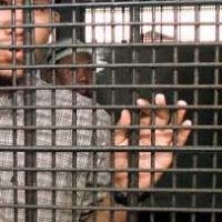 Rząd ogranicza budowę nowych więzień i legalizuje przetrzymywanie skazanych w przeludnionych celach /AFP