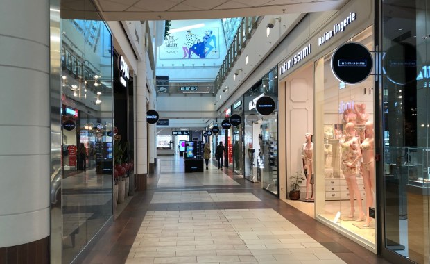 Rząd opóźnia decyzję o luzowaniu obostrzeń. Co jest tego powodem?