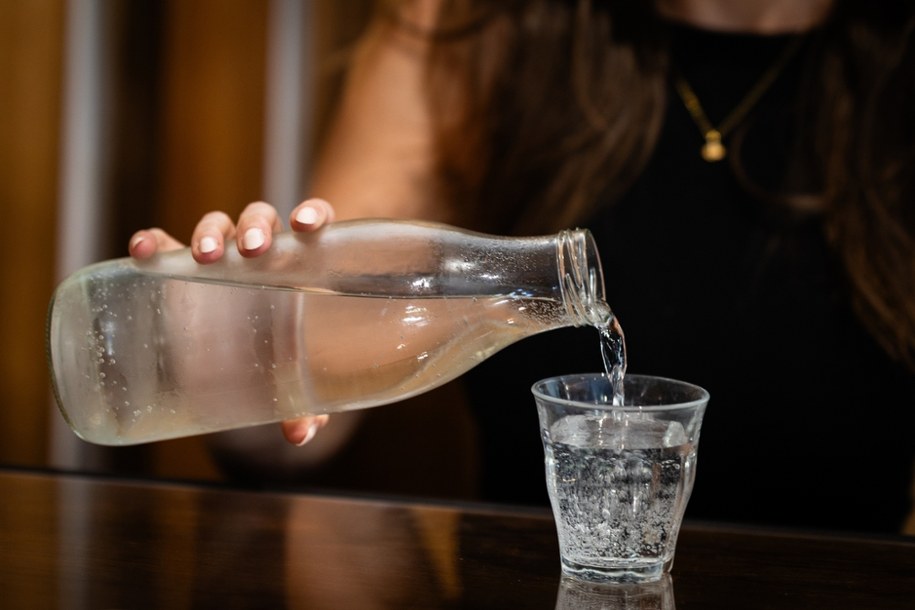 Woda w restauracji darmowa jeszcze tego lata? Rząd szykuje zmiany