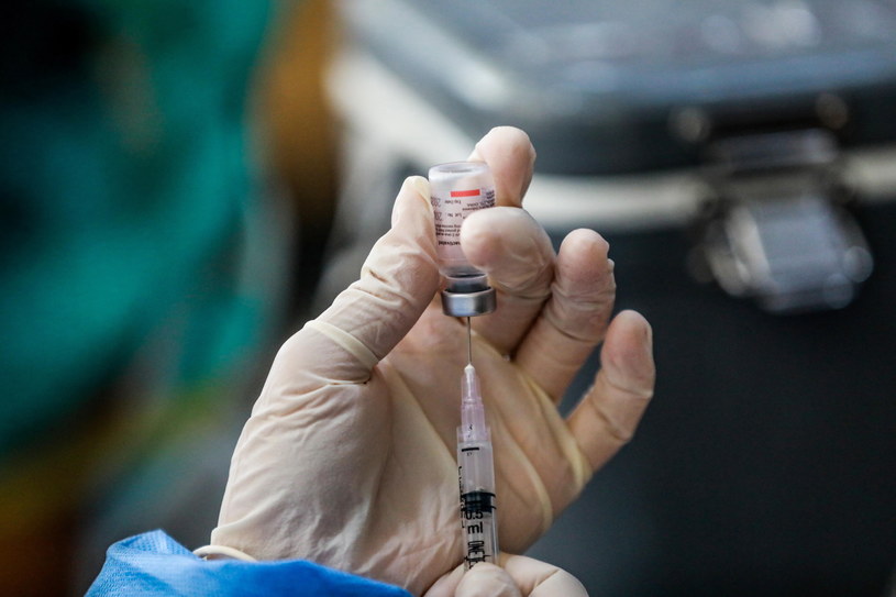Rząd po rekomendacji Rady Medycznej wprowadził szczepienia przeciw COVID-19 trzecią dawką szczepionki dla kolejnych grup pacjentów /DEDI SINUHAJI  /PAP/EPA