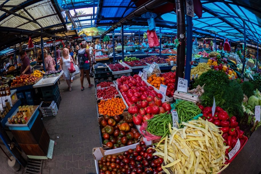 Rząd podał, ile wyniesie inflacja  w 2025 r. w Polsce. Na zdjęciu: targowisko z warzywami i owocami. /Shutterstock
