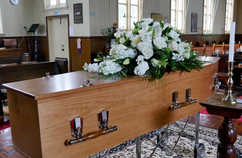 Rząd pracuje nad podniesieniem kwoty zasiłku pogrzebowego. Według wiceministra rodziny, pracy i polityki społecznej Sebastiana Gajewskiego, ma on wzrosnąć do 7 tys. zł z obecnych 4 tys. zł. /123RF/PICSEL