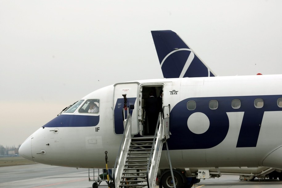 Rząd przyjął projekt ustawy umożliwiającej sprzedaż większościowego pakietu akcji PLL LOT /Tomasz Gzell /PAP