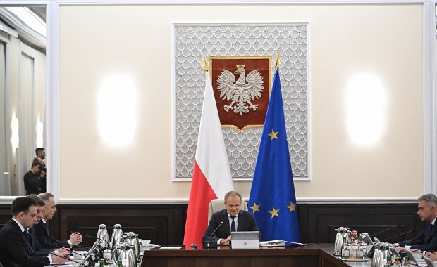 Rząd przyjął projekty ustaw ws. obniżenia cen paliw