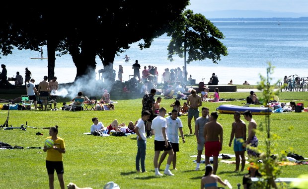 Rząd radykalnie luzuje obostrzenia. Prof. Simon: Wirus nie dostał SMS-a, że ma przestać zarażać 