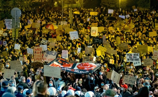 Rząd rozważał pełny lockdown od soboty. Pomysł upadł z powodu protestów kobiet