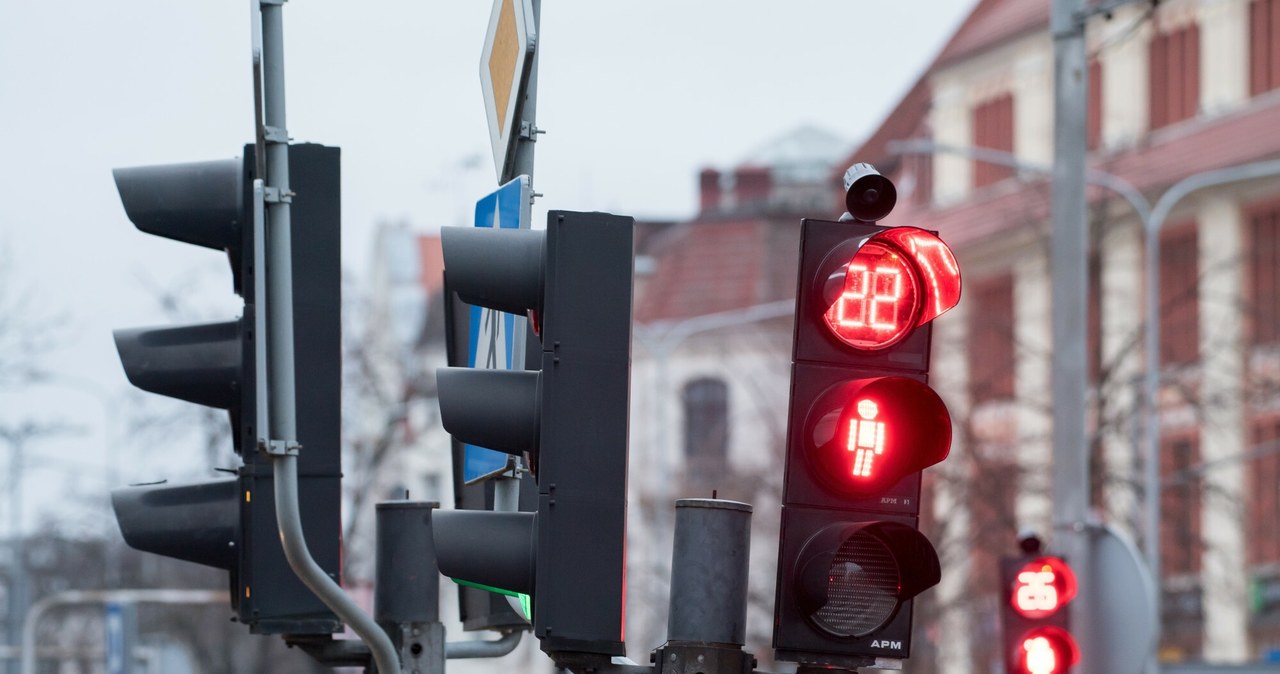 Rząd szykuje nowe przepisy o sygnalizacji świetlnej. Pulsujące światła zamiast sekundników? /WOJCIECH STROZYK/REPORTER/WOJCIECH STROZYK/REPORTER /Agencja SE/East News