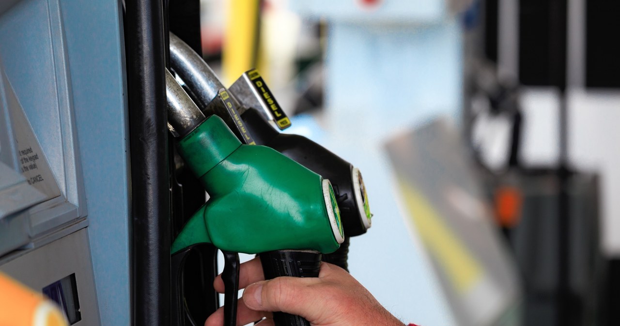 Rząd szykuje wdrożenie dyrektywy UE, która obciąży opłatą sprzedawców paliw. To spowoduje wzrost cen na stacjach /123RF/PICSEL