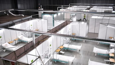 Rząd uruchamia szpitale tymczasowe w 9 województwach. "Trzecia fala się rozpędza"