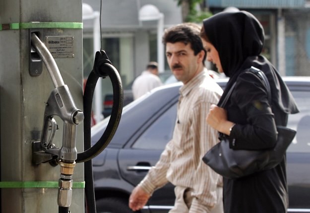 Rząd w Iranie obciął limity na benzynę za grosze. Kierowcy są skazani na droższe paliwo (1 zł/litr) /AFP