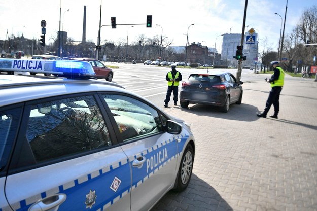 Rząd w trybie obiegowym przyjął projekt noweli Prawa o ruchu drogowym /Andrzej Lange /PAP