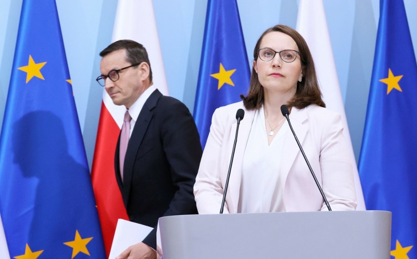 Rząd wciąż pokazuje budżet państwa jako ilustrację doskonałego stanu finansów publicznych. Na zdjęciu: premier Mateusz Morawiecki oraz minister finansów Magdalena Rzeczkowska /Wojciech Olkuśnik /East News