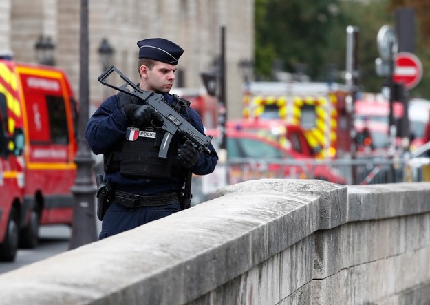 Rząd we Francji obiecuje walkę z "radykalizacją" w policji /IAN LANGSDON /PAP/EPA