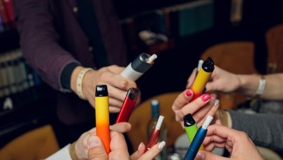 Rząd wprowadza zakaz sprzedaży jednorazowych e-papierosów. A to nie koniec restrykcji