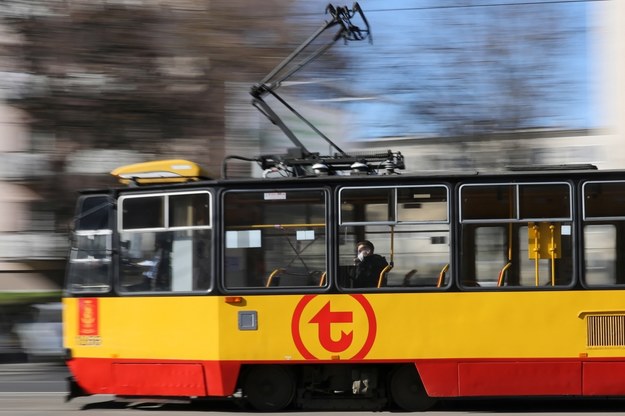 Rząd wprowadził nowe regulacje dot. komunikacji miejskiej. Zgodnie z nimi autobusem, tramwajem czy metrem może jechać tylu pasażerów, ile wynosi połowa miejsc siedzących. / 	Leszek Szymański    /PAP