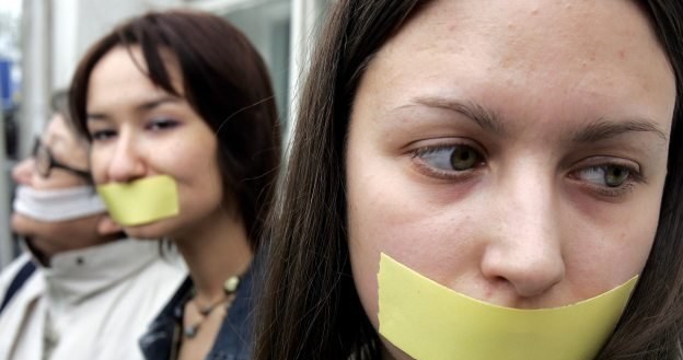Rząd wycofał się z planów cenzurowania internetu. Na jak długo? /AFP