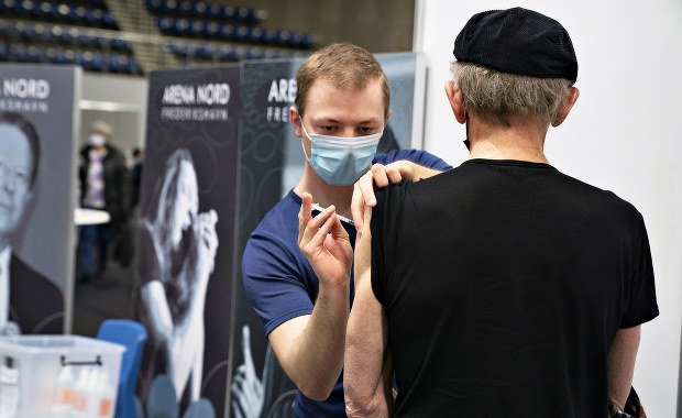 Rząd zakłada, że do końca sierpnia uda się zaszczepić pierwszą dawką wszystkich chętnych