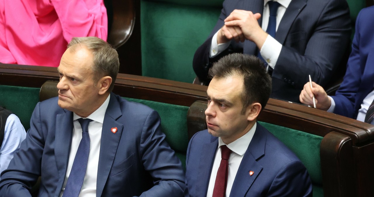 Rząd zaproponował podwyżki płac w budżetówce w przyszłym roku na poziomie 4,1 proc. Związkowcy nazywają to "katastrofą" i "skandalem" (na zdj. premier Donald Tusk i minister finansów Andrzej Domański) /Jacek Domiński /Reporter