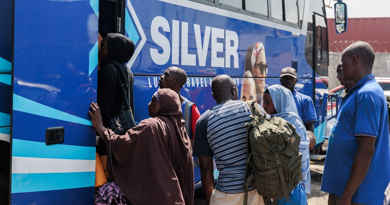 Rząd zdecydował się na dotacje do biletów autobusowych na święta, żeby ludzie mogli odwiedzić bliskich /AFP