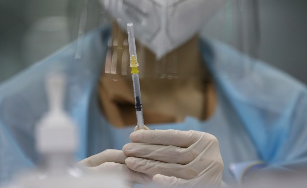 Rzadka choroba immunologiczna a szczepionka J&J. EMA bada dane