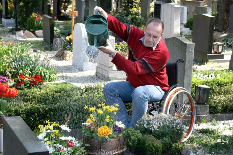 Rzadki widok. Mało która osoba z niepełnosprawnością ruchową jest w stanie poruszać się po cmentarzu /123RF/PICSEL
