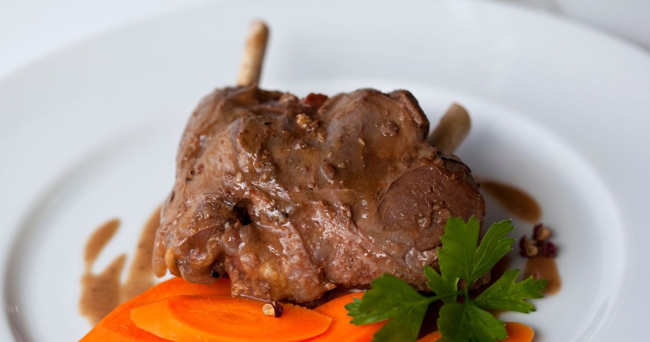 Rzadko po nie sięgamy, a jest zdrowsze od wieprzowiny. /JackyuesPalut /Canva Pro