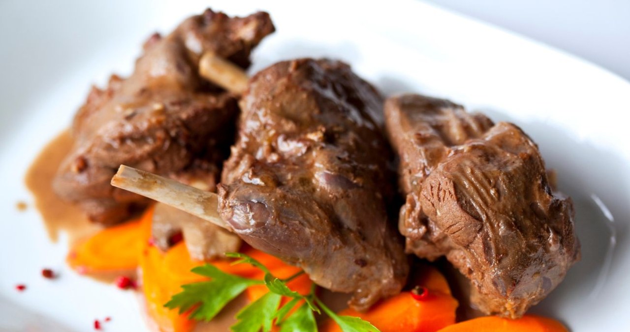 Rzadko po nie sięgamy, a jest zdrowsze od wołowiny. Jak przygotować mięso z dzika? /jacquespalut /Canva Pro