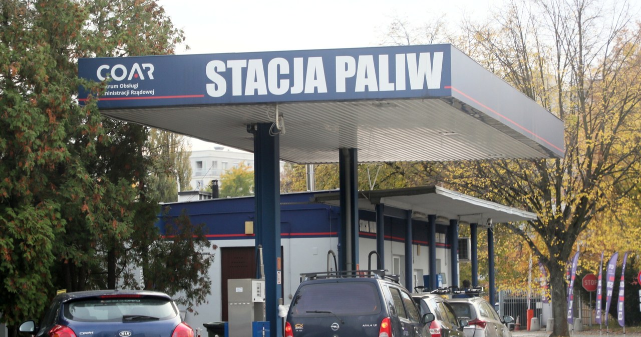 "Rządowa" stacja paliw znajduje się w Warszawie przy ulicy Powsińskiej 69/71. Jej dystrybutory są odporne na awarie /Piotr Molecki /Agencja SE/East News