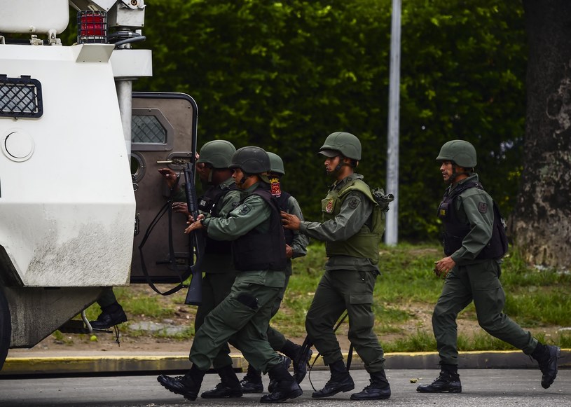 Rządowe oddziały w Valencii /AFP