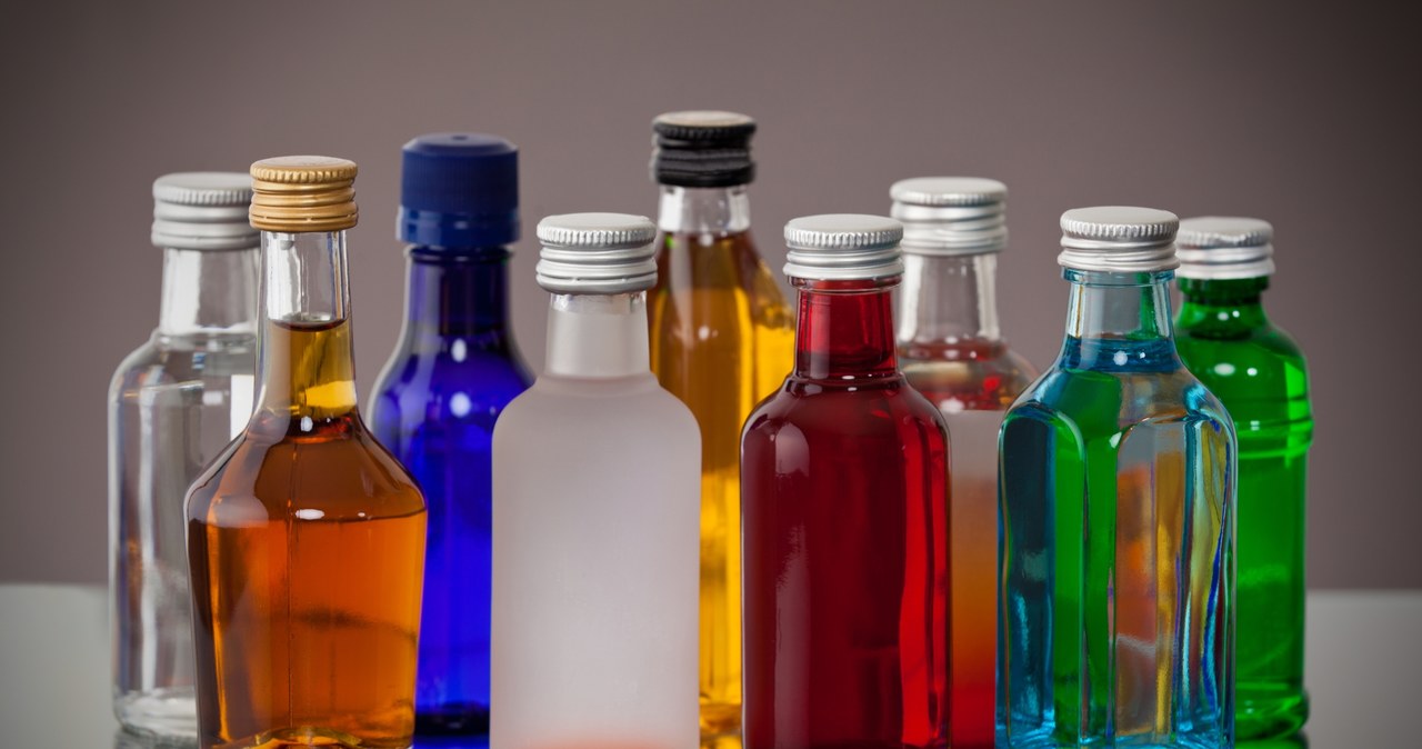 Rządowe plany wprowadzenia opłaty od mocnych alkoholi w małych opakowaniach rozpaliły na nowo spór o sposób opodatkowania różnych napojów alkoholowych /123RF/PICSEL